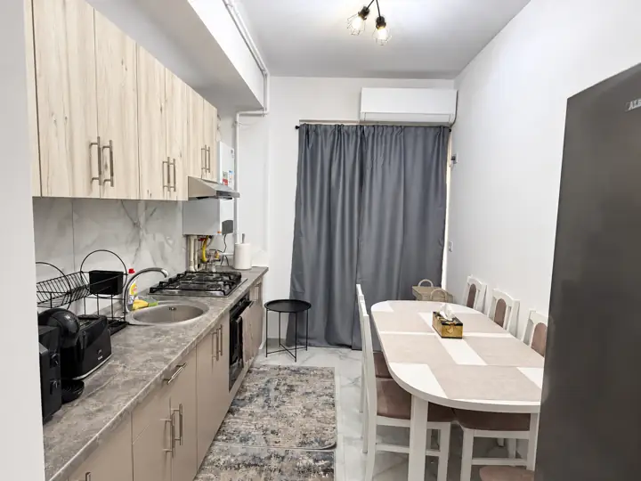 Bucătărie cu masă pentru 6 persoane