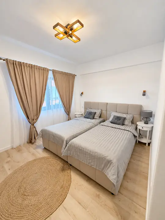 Dormitor cu două paturi alăturate