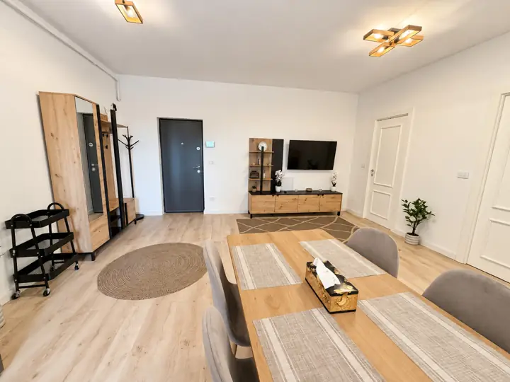 Living cu Smart TV și intrare